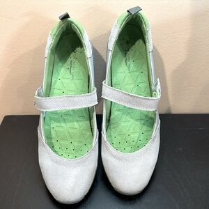 EUC Hush Puppies The Body Shoe 9 Velcro strap closure removable insoles LIKE NEW